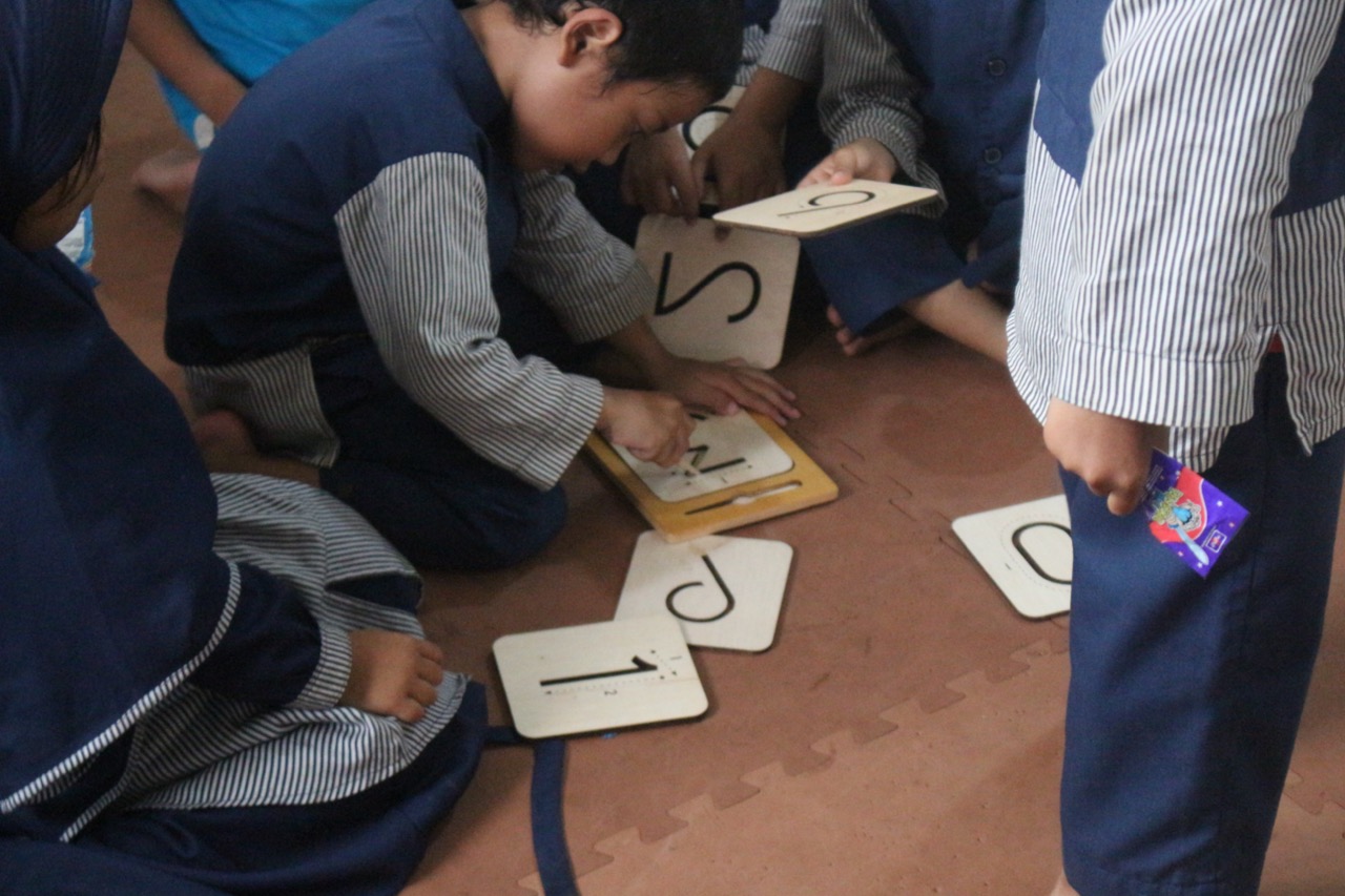 Belajar Huruf dan Angka Lewat Permainan Simbolik di Kuttab Nurul Ilmi Bandung