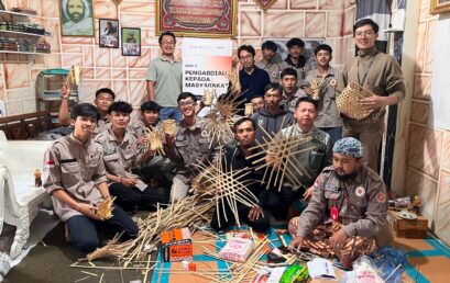 Pemberdayaan Karang Taruna Desa Mekarwangi melalui Pelatihan Kerajinan Bambu Berbasis Desain Berkelanjutan