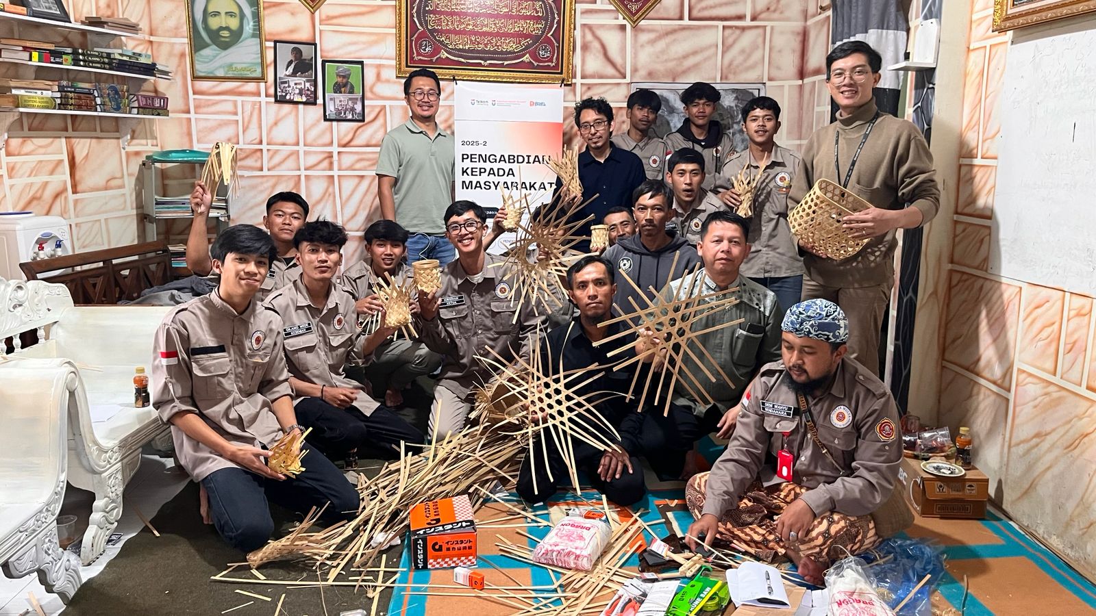 Pemberdayaan Karang Taruna Desa Mekarwangi melalui Pelatihan Kerajinan Bambu Berbasis Desain Berkelanjutan